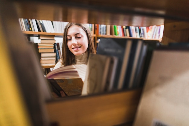 Foto gratuita di nuovo al concetto della scuola con la donna che studia nella biblioteca