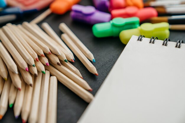 多くの鉛筆とペンが付いている学校の装飾に戻る