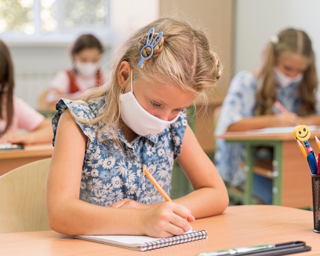 Foto gratuita ritorno a scuola durante il concetto covid