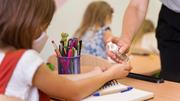 Foto gratuita ritorno a scuola durante il concetto covid