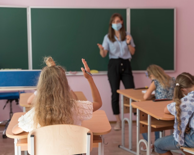 Foto gratuita ritorno a scuola durante il concetto covid