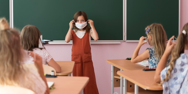 Foto gratuita ritorno a scuola durante il concetto covid