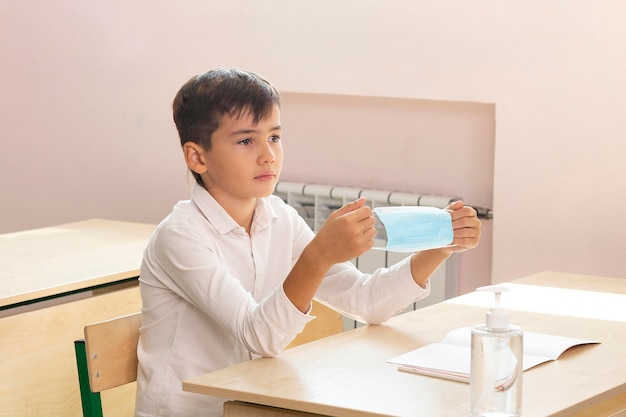 Foto gratuita ritorno a scuola durante il concetto covid