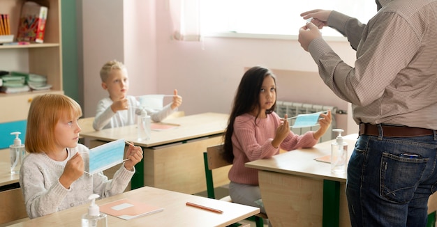 Foto gratuita ritorno a scuola durante il concetto covid