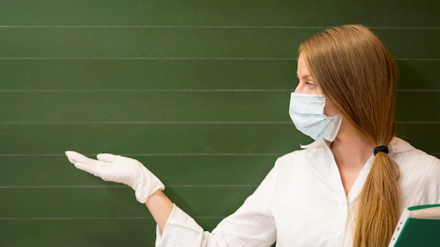 Foto gratuita torna a scuola durante il covid con copia spazio