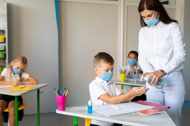 Foto gratuita ritorno a scuola in tempo di pandemia