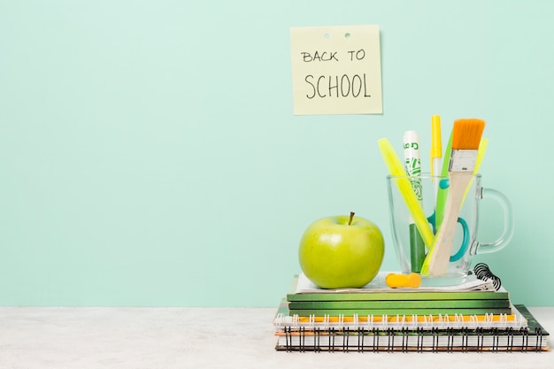 Free photo back to school post-it with school supplies