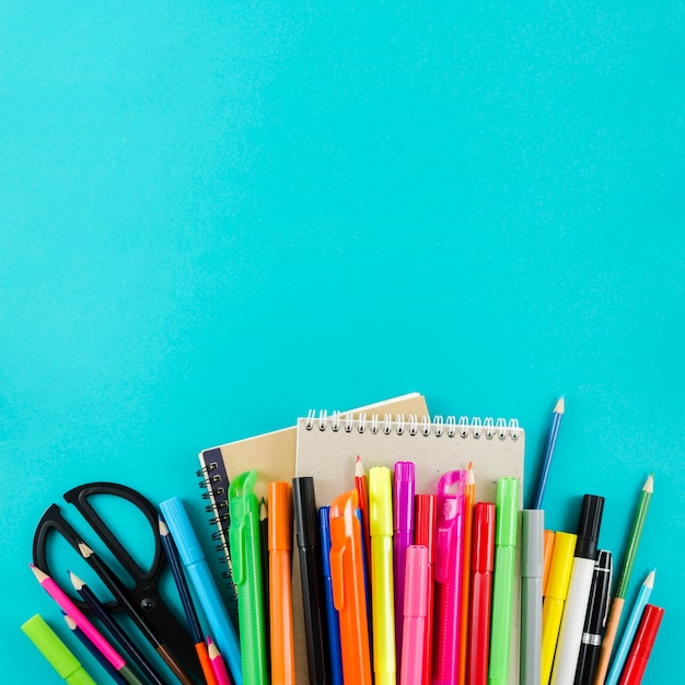 Foto gratuita torna a scuola forniture per la scuola della strega