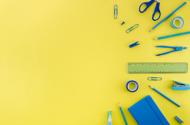 Foto gratuita torna a scuola forniture per la scuola della strega