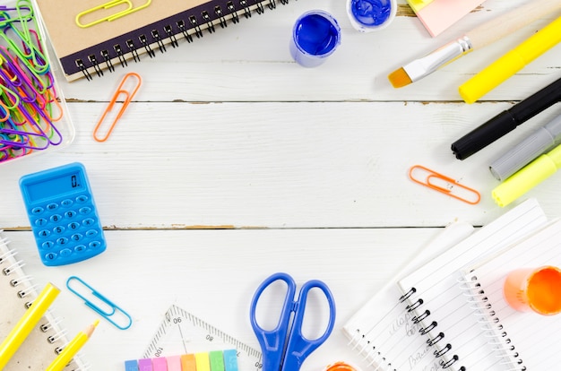 Foto gratuita torna a scuola forniture per la scuola della strega