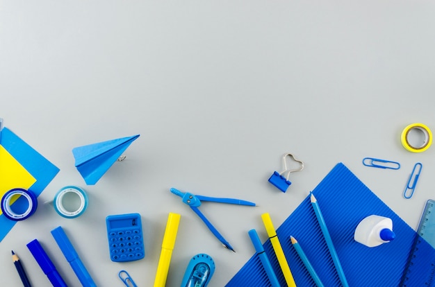 Foto gratuita torna a scuola forniture per la scuola della strega