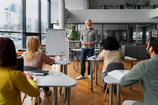 Foto gratuita vista posteriore degli adulti che studiano insieme