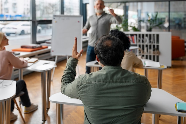 Foto gratuita vista posteriore degli adulti che studiano insieme