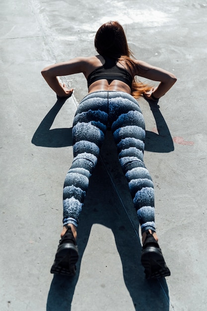 Free photo back view of athlete doing push-ups