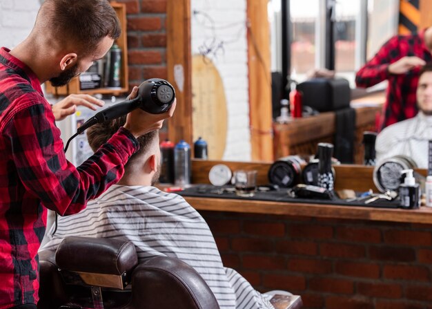 ヘアドライヤーを使用した背面の理容室