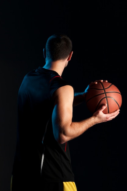 Foto gratuita vista posteriore del giocatore di basket