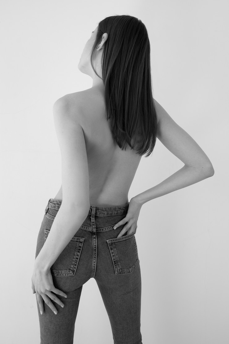 無料Photo 背面図黒と白のヌードの女性