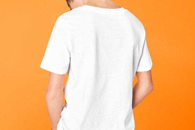 Free photo back view of a boy's white t-shirt