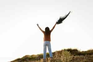 Foto gratuita punto di vista posteriore della donna spensierata in natura