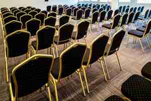 Foto gratuita vista posteriore di sedie in fila senza persone nella sala conferenze