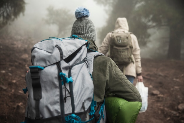 Бесплатное фото Вид сзади альпинистов с рюкзаками