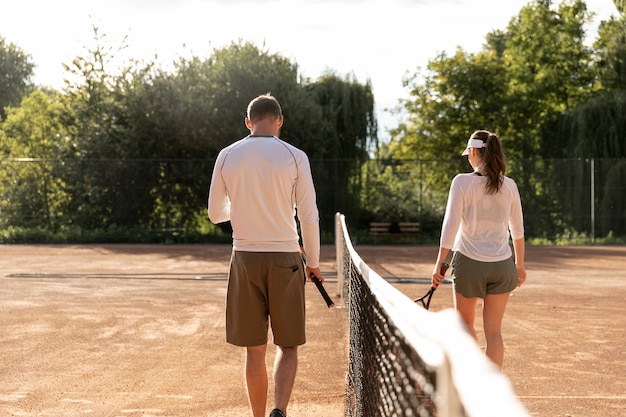 Free photo back view couple on tennis court