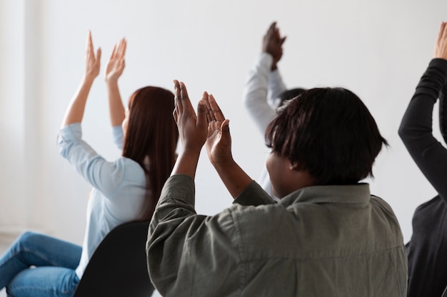 Vista posteriore eccitati pazienti riabilitativi applaudono