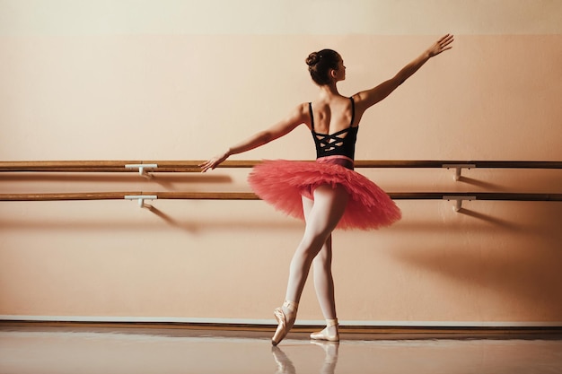 Вид сзади на танцовщицу балета, практикующую в балетной студии Copy space
