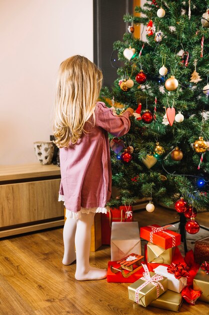 女の子、飾る、クリスマスツリー