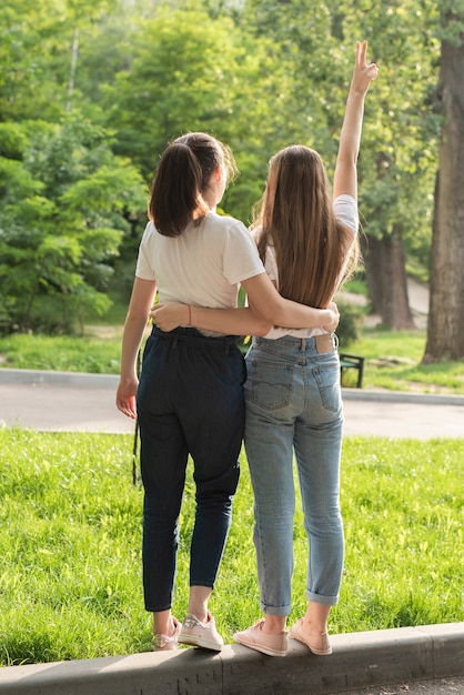 背面図女の子が公園でポーズをとる