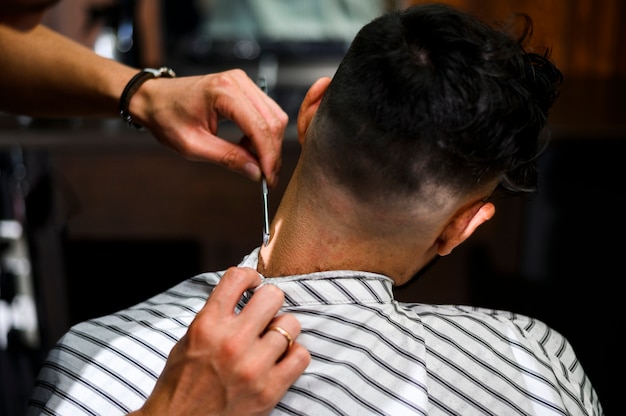 Free photo back view hairstylist paying attention to details