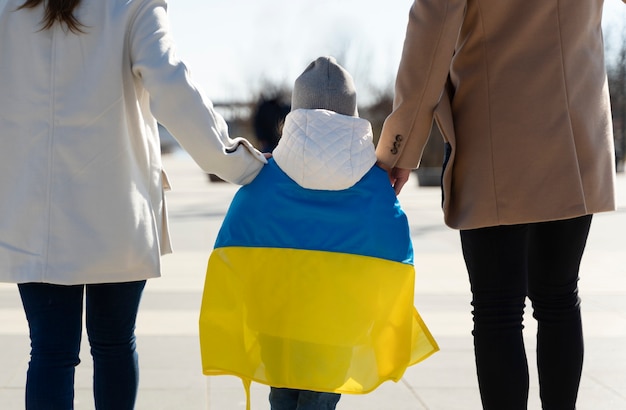 ウクライナの旗を身に着けている背面図の子供