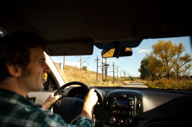 Vista posteriore driver maschio che tiene la ruota