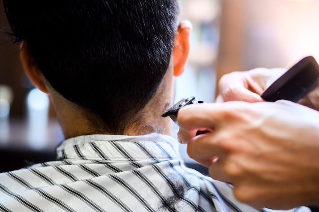 Punto di vista posteriore dell'uomo che ottiene un taglio di capelli