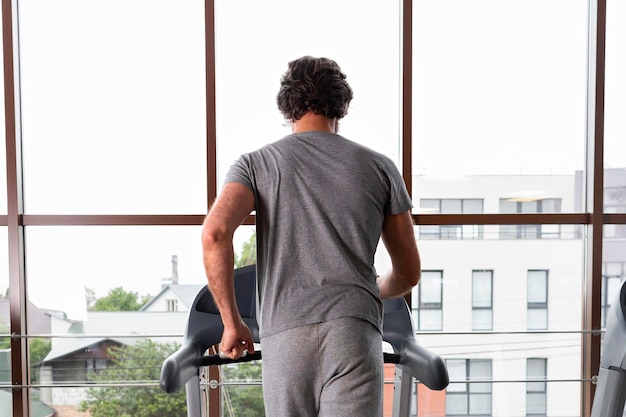 Free photo back view man on treadmill