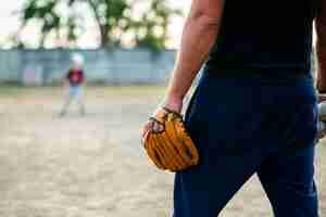 Foto gratuita punto di vista posteriore dell'uomo con il guanto da baseball