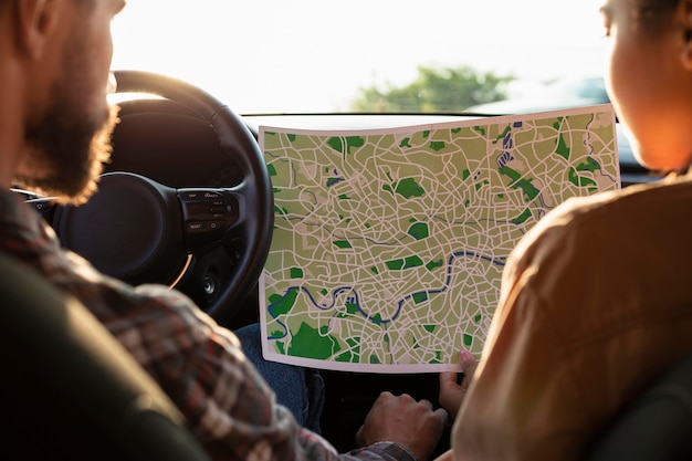 Foto gratuita vista posteriore uomo e donna che controllano una mappa