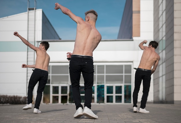 無料写真 上半身裸の男性のヒップホップアーティストのダンスの背面図
