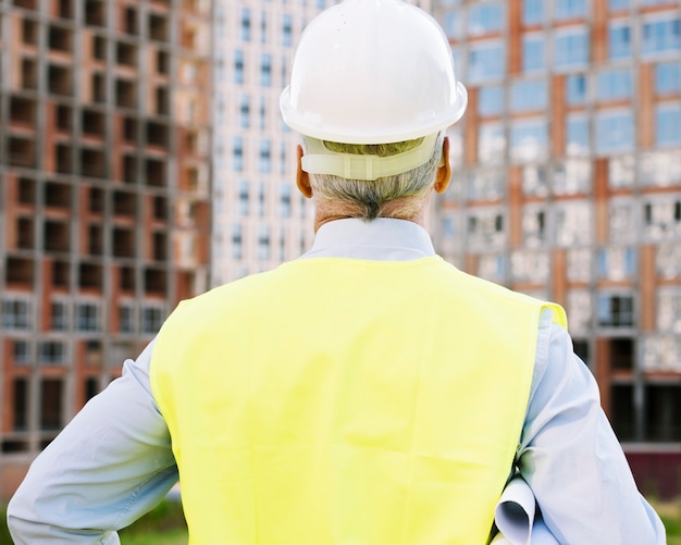 Free photo back view old man with helmet