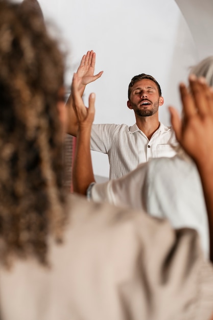 Foto gratuita ritorno di persone che pregano in chiesa