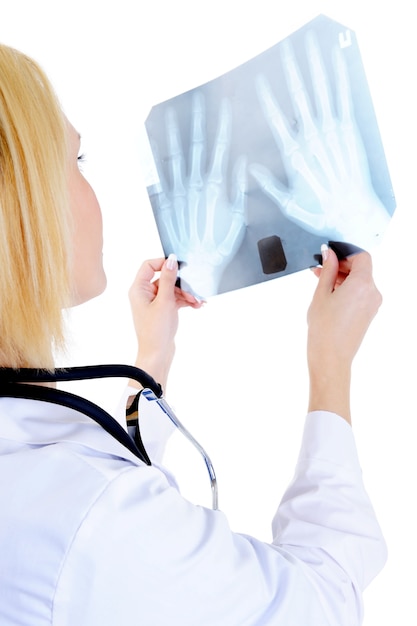 Вид сзади портрет женщины-врача, смотрящего на медицинский рентген - изолированный на белом
