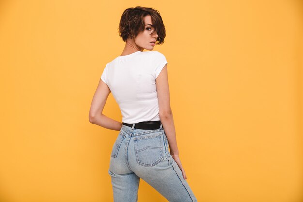 Вид сзади Портрет молодой женщины в джинсовых джинсах