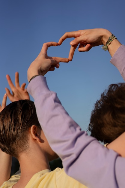 Foto gratuita vista posteriore adolescenti che sono amici