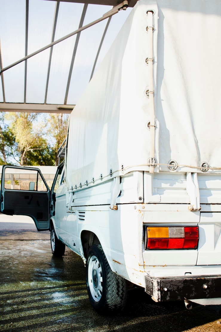 Free Photo back view of a vintage white van