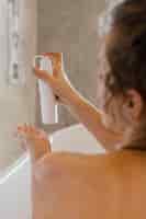 Foto gratuita donna vista posteriore nella vasca da bagno con lozione