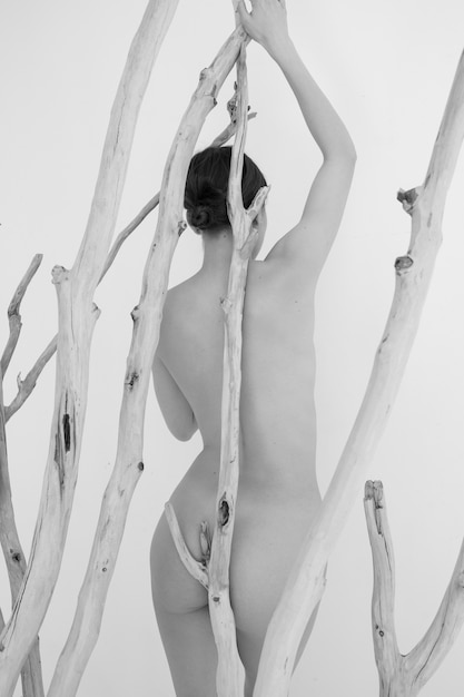 Foto gratuita nudità in bianco e nero della donna di vista posteriore