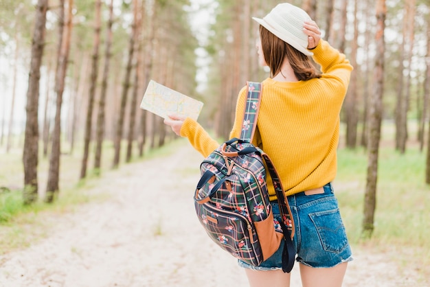 Punto di vista posteriore della donna in foresta