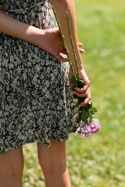 花を保持している女性の背面図
