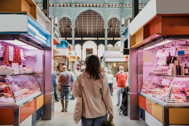 Foto gratuita vista posteriore della donna al mercato