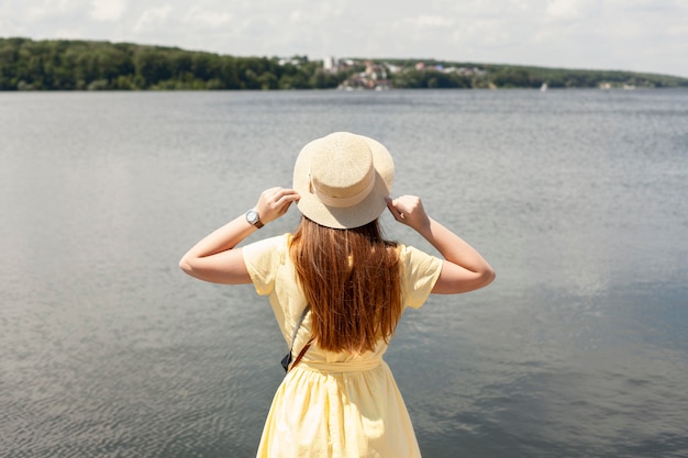 Free photo back view woman near lake